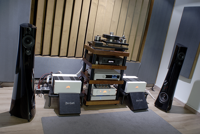 Το σύστημα που ακούσαμε στην Element Audio: Τα μεγάλα ενισχυτικά της hARt Lab, το DAC Absolute της Ideon Audio, τα YB MkII της Estelon και το πλατό Initial Max Line του J.Sikora. Τα καλώδια ήταν της ZenSati.