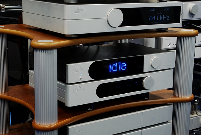 O eos DAC (επάνω) και ακριβώς από κάτω η νεότερη ιδέα της Ideon, o ΙΩΝ+, μια συσκευή η οποία περιλαμβάνει DAC και αναλογικό προενισχυτή.